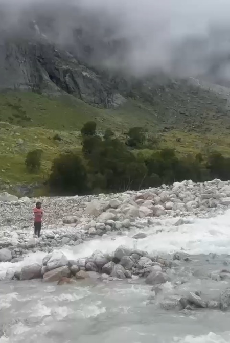 चमोली: नदी का जलस्तर बढ़ने से फंसा कानपुर का पर्यटक, पुलिस-एसडीआरएफ ने किया रेस्क्यू