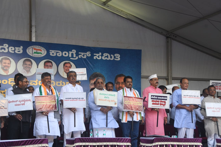 राहुल गांधी के खिलाफ एफआईआर को लेकर कर्नाटक कांग्रेस ने बेंगलुरु में विरोध प्रदर्शन किया
