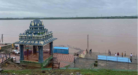 तेलंगाना: गोदावरी नदी खतरे के दूसरे निशान पर, भद्राचलम में अलर्ट, 38 लोगों को बाढ़ से बचाया गया