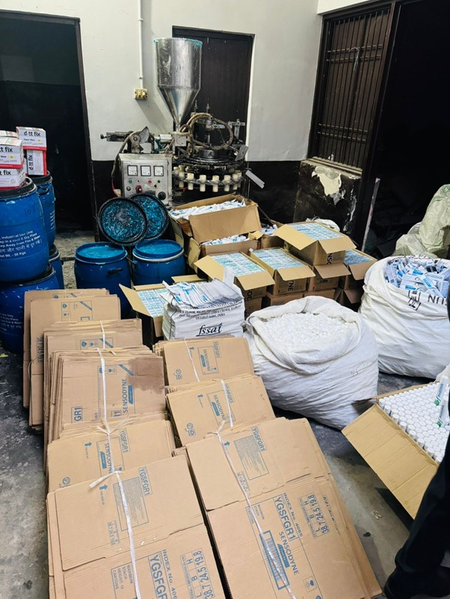 दिल्ली पुलिस ने खंजावाला में नकली सेंसोडाइन टूथपेस्ट फैक्ट्री का भंडाफोड़ किया, एक गिरफ्तार