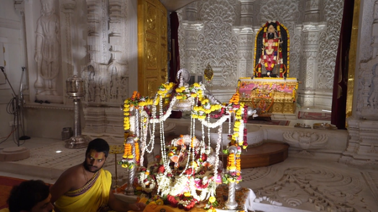 अयोध्या मंदिर ट्रस्ट ने सावन उत्सव के दौरान 'झूले' पर राम लला की तस्वीरें जारी कीं