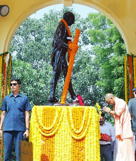 बापू का चरखा स्वावलंबन का आधार, ओडीओपी उसी भाव से ‘लोकल को ग्लोबल’ बनाने का अभियान: सीएम योगी