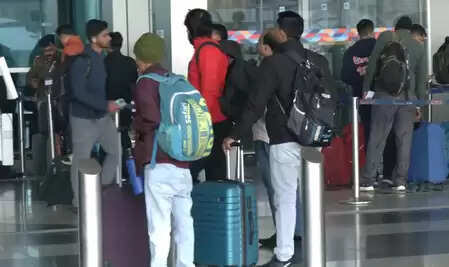 दिल्ली: इंडिगो की फ्लाइट कैंसिल होने के बाद आईजीआई एयरपोर्ट पर फंसे यात्री