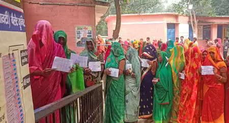 बिहार चुनाव: एक बजे तक 47.62 फीसदी मतदान, किशनगंज सबसे आगे, मधुबनी पिछड़ा