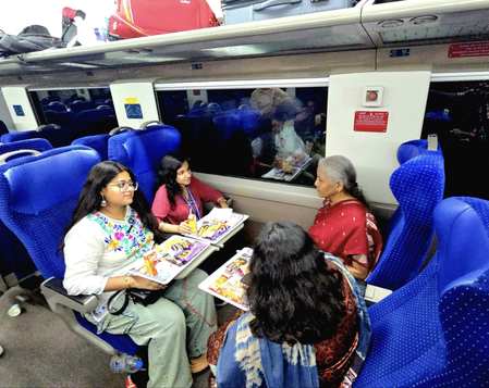 ब्रिक्स बैठक के लिए वंदे भारत से जयपुर पहुंचीं वित्त मंत्री निर्मला सीतारमण, ट्रेन में युवाओं से की चर्चा