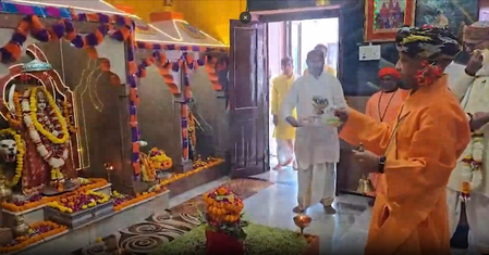 विजयादशमी पर गुरु गोरखनाथ की आराधना में लीन हुए सीएम योगी, गोपूजन कर लोकमंगल की कामना की