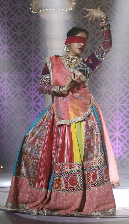 ‘मंगल लक्ष्मी’ के लिए अनोखे अंदाज में दिखीं दीपिका सिंह, आंखों पर पट्टी बांधकर ‘डोला रे डोला’ गाने पर दिखाया जलवा