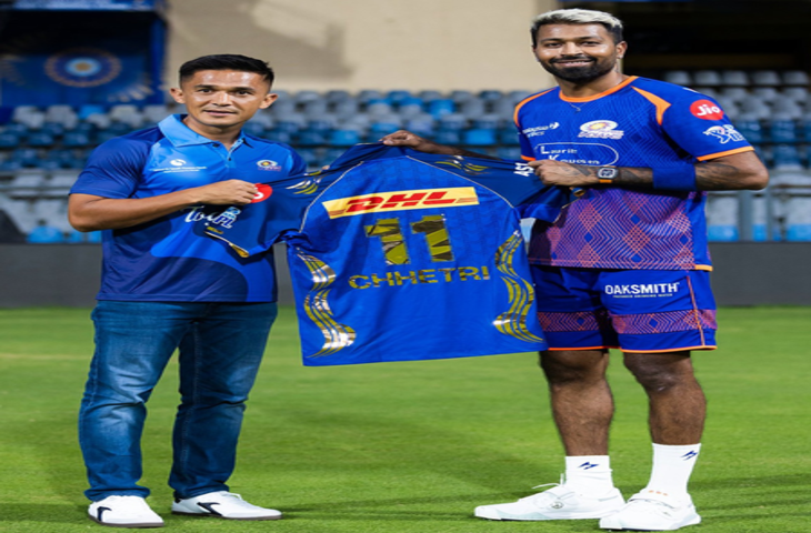 हार्दिक पांड्या ने सुनील छेत्री को भेंट की एमआई की जर्सी, ट्रेनिंग कैंप में पहुंचे थे फुटबॉलर