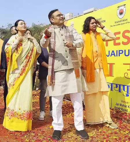 राजस्थान: मुख्यमंत्री भजनलाल शर्मा ने जयपुर में पतंग उड़ाकर मकर संक्रांति उत्सव का उद्घाटन किया