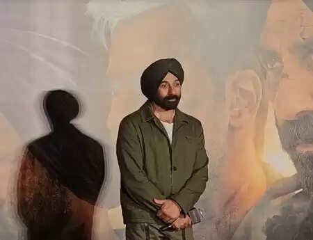 धर्मेंद्र के निधन के बाद सनी की पहली फिल्म 'बॉर्डर 2' का टीजर लॉन्च, इवेंट में भावुक हुए एक्टर