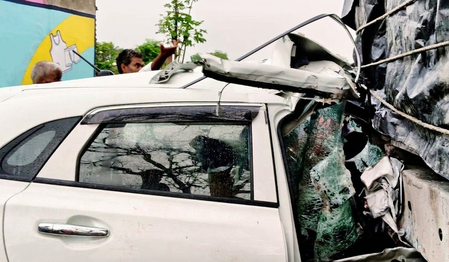 झारखंड के चतरा में तेज रफ्तार कार ट्रक से टकराई, युवक की मौत, दो की हालत गंभीर