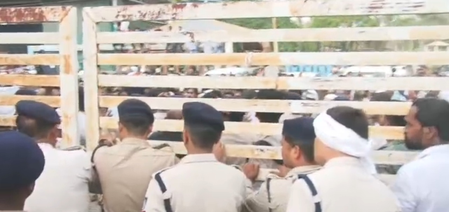 मध्य प्रदेश : होटल में युवक पर हमले और अपमान के विरोध में मुस्लिम समुदाय का विरोध-प्रदर्शन
