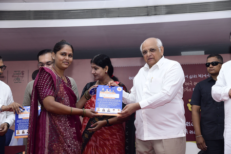 गुजरात के मुख्यमंत्री अहमदाबाद के 12वें 'सेवा सेतु' कार्यक्रम में हुए शामिल, प्रमाण पत्र वितरित किए