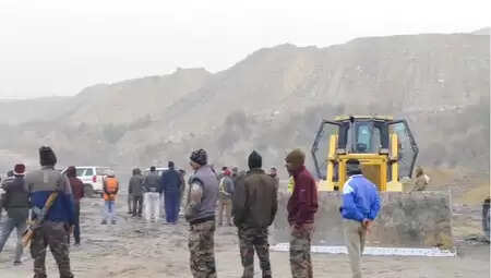 झारखंड: गोड्डा में ईसीएल के डंपिंग यार्ड में गोलीबारी, डोजर को जलाने का प्रयास