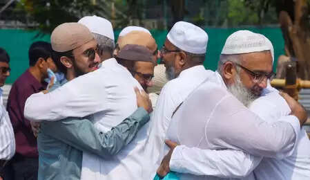 देशभर में धूमधाम से मनाई जा रही है बकरीद, अखिलेश यादव और वारिस पठान ने दी मुबारकबाद