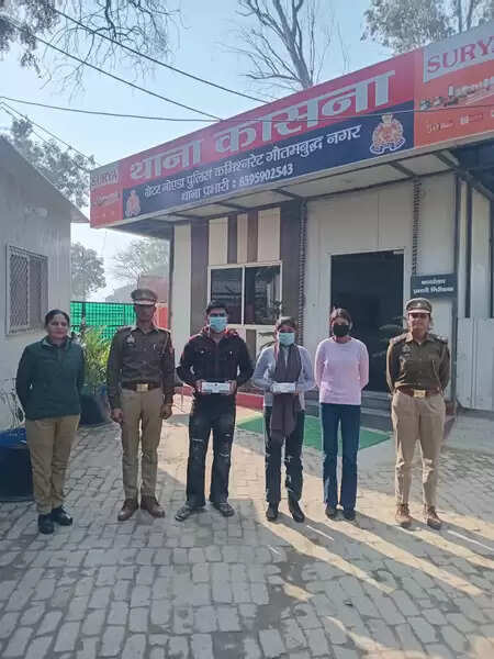 नोएडा में हनी ट्रैप गैंग का भंडाफोड़, महिला समेत तीन गिरफ्तार, 1.90 लाख रुपए बरामद