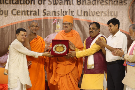 केंद्रीय संस्कृत विश्वविद्यालय ने बीएपीएस के विद्वान संत स्वामी भद्रेशदास को ‘वेदान्तविद्या-विश्वगुरु’ उपाधि से किया सम्मानित
