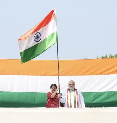 नितिन नवीन और अमित शाह ने नई दिल्ली में आवास पर फहराया तिरंगा, 'हर घर तिरंगा' अभियान में की भागीदारी