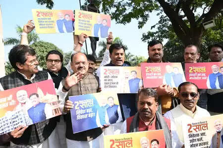 मध्य प्रदेश विधानसभा में भाजपा विधायक पहुंचे विकास और विरासत के दो साल के पोस्टर के साथ