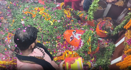 प्रयागराज : बड़े मंगल पर लेटे हुए हनुमान मंदिर में उमड़ा आस्था का सैलाब, प्रशासन ने संभाली भीड़ व्यवस्था
