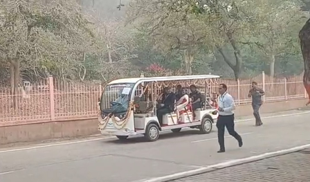 मथुरा के गोवर्धन पहुंचीं राष्ट्रपति द्रौपदी मुर्मु, गोल्फ कार्ट से 7 कोस की परिक्रमा शुरू