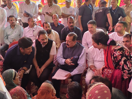 जितेंद्र सिंह ने जनता दरबार में ग्रामीणों की सुनीं शिकायतें, अधिकारियों को तत्काल समाधान के दिए निर्देश
