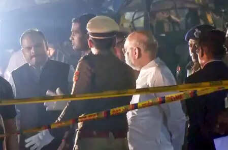 दिल्ली में हुए ब्लास्ट के बाद एक्शन में अमित शाह, घटना स्थल पर पहुंचे