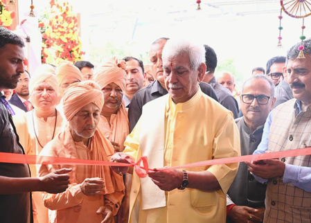जम्मू-कश्मीर: उपराज्यपाल मनोज सिन्हा ने स्वामी प्रणवानंद विद्यामंदिर की नवनिर्मित इमारत का किया उद्घाटन