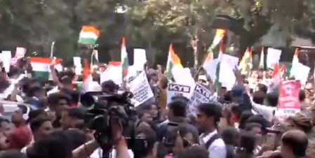 ज्ञानेश कुमार के इस्तीफे की मांग को लेकर वामपंथी दलों और छात्र समूहों का चुनाव आयोग तक मार्च