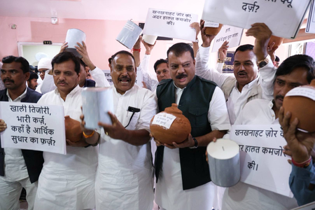 मध्य प्रदेश पर बढ़ते कर्ज को लेकर कांग्रेस विधायकों का खाली गुल्लक के साथ प्रदर्शन&nbsp;