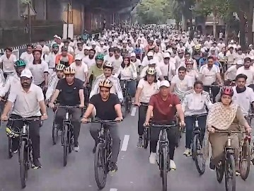 'फिट इंडिया-संडे ऑन साइकिल': डॉ. मांडविया ने विकसित भारत के लिए युवाओं से की स्वस्थ रहने की अपील