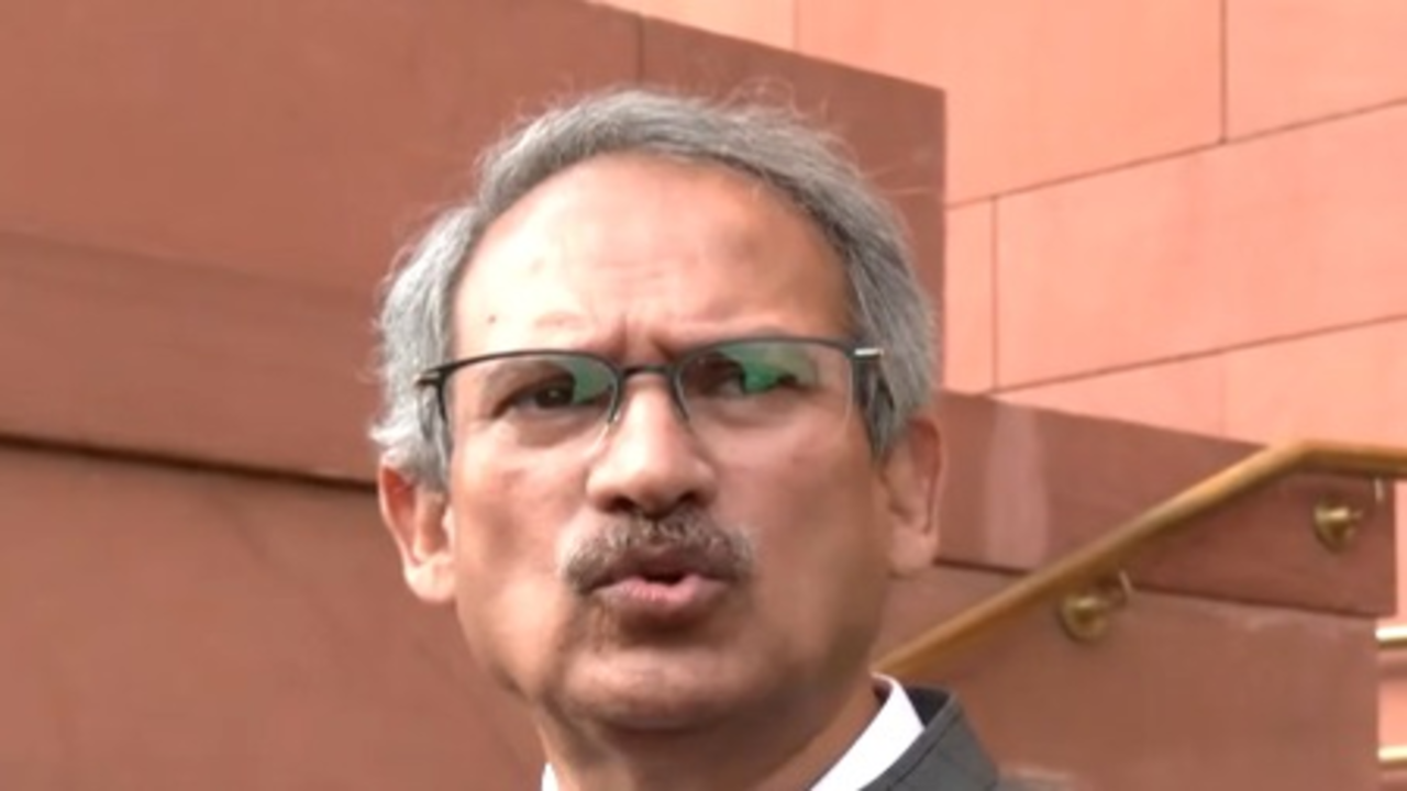 यूबीटी सांसदों के दलबदल मामले पर ओम बिरला से मिले अरविंद सावंत-अनिल देसाई