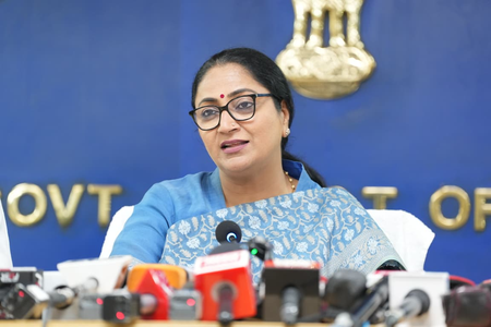 पंजाब में पराली जलाने पर दिल्ली सीएम ने केजरीवाल को घेरा, वादाखिलाफी का लगाया आरोप