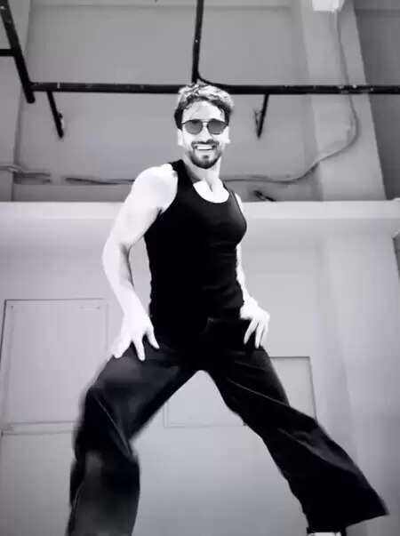 ऋतिक रोशन को छोड़ 'जनाब-ए-अली' गाने पर अकेले डांस करने लगे टाइगर श्रॉफ, फैंस हुए हैरान