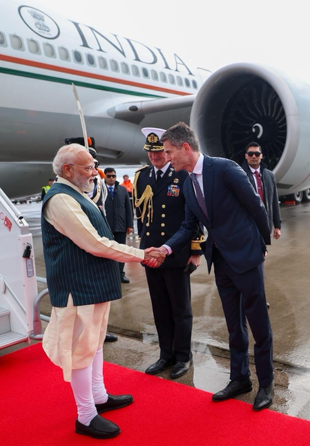 पीएम मोदी पहुंचे नीदरलैंड, आधिकारिक दौरे पर प्रधानमंत्री किंग, विलेम-अलेक्जेंडर से करेंगे मुलाकात