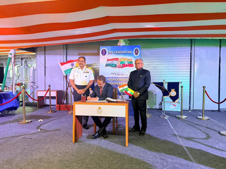 म्यांमार दौरे पर विदेश राज्य मंत्री कीर्ति वर्धन सिंह, यांगून में आईएनएस संध्याक पर ‘डेक रिसेप्शन’ में हुए शामिल