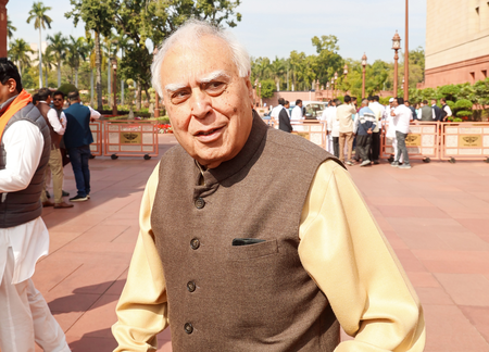 कपिल सिब्बल ने सांसद-विधायकों के दल-बदल के खिलाफ किया सुप्रीम कोर्ट का रुख