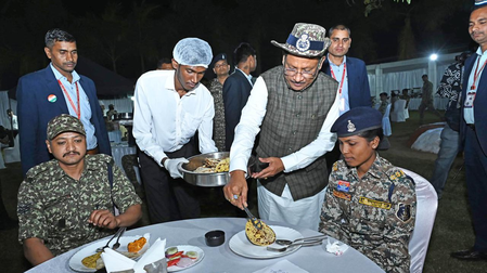 सीएम विष्णु देव साय ने सुरक्षा बलों को अपने हाथ से परोसा भोजन