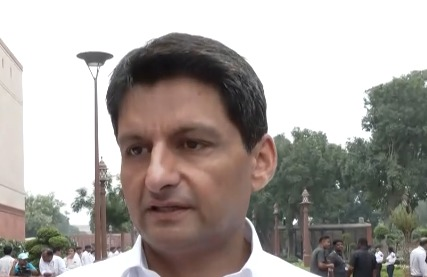 संसद से सड़क तक गूंजा छात्र आंदोलन, विपक्ष ने शिक्षा मंत्री के इस्तीफे और परीक्षा व्यवस्था पर मांगा जवाब