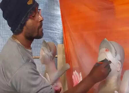 अलग-अलग मिट्टी के मिश्रण से मां सरस्वती की मूर्ति बना रहे दिल्ली के मूर्तिकार, प्राकृतिक रंगों का हो रहा इस्तेमाल