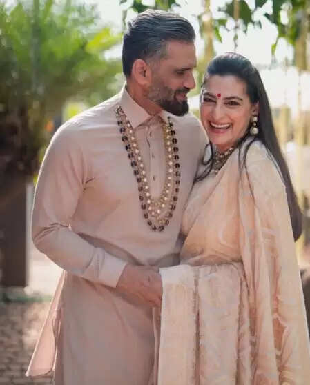 'पहले तुम मेरी क्रश थीं, फिर गर्लफ्रेंड, और फिर...', पत्नी माना को लेकर सुनील शेट्टी ने जाहिर किए जज्बात