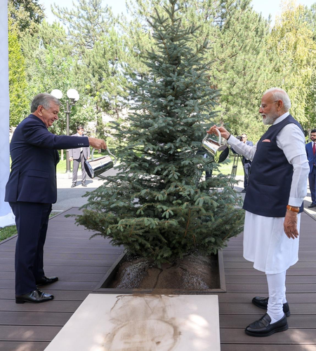 प्रधानमंत्री मोदी और उज्बेकिस्तान के राष्ट्रपति मिर्जियोयेव ने ताशकंद में राष्ट्रपति भवन में पौधा लगाया