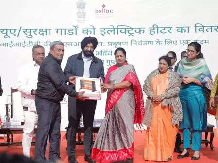 दिल्ली: प्रदूषण को कम करने की कवायद, सीएम रेखा गुप्ता ने चौकीदारों को दिए इलेक्ट्रिक हीटर