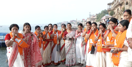 वाराणसी में पीएम मोदी के स्वागत को लेकर उत्साह, बंगाली महिलाओं ने घाट पर किया शंखनाद