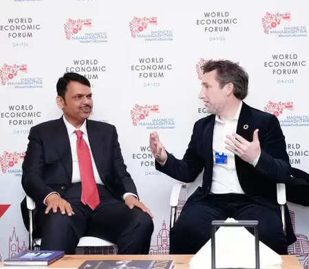 दावोस में मुख्यमंत्री फडणवीस की अगुवाई में निवेश के लिए कई हजार करोड़ के एमओयू पर हस्ताक्षर