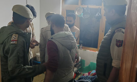पहलगाम में होटलों पर अनंतनाग पुलिस की छापेमारी, नशा तस्करी के खिलाफ चलाया अभियान