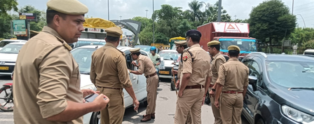 नोएडा-दिल्ली बॉर्डर पर सघन चेकिंग अभियान, हर संदिग्ध वाहन और व्यक्ति की हो रही गहन जांच