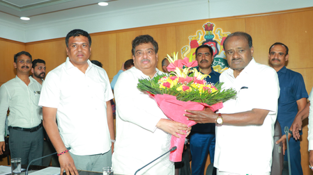 केंद्रीय मंत्री कुमारस्वामी ने एआरएआई सेंटर पर कर्नाटक के मंत्री से बातचीत की