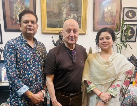 'श्री रामभूमि' की शूटिंग के बीच लेखक यतीन्द्र मिश्र के निवास पहुंचे अनुपम खेर