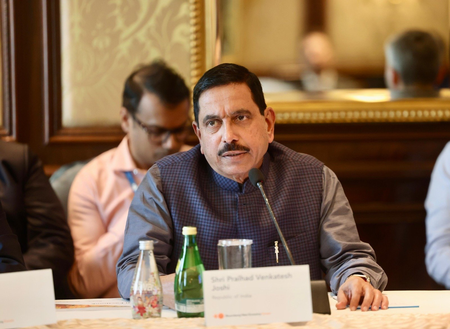 आरएसएस रूट मार्च कोई नई बात नहीं, खड़गे राजनीति बंद करें : प्रह्लाद जोशी